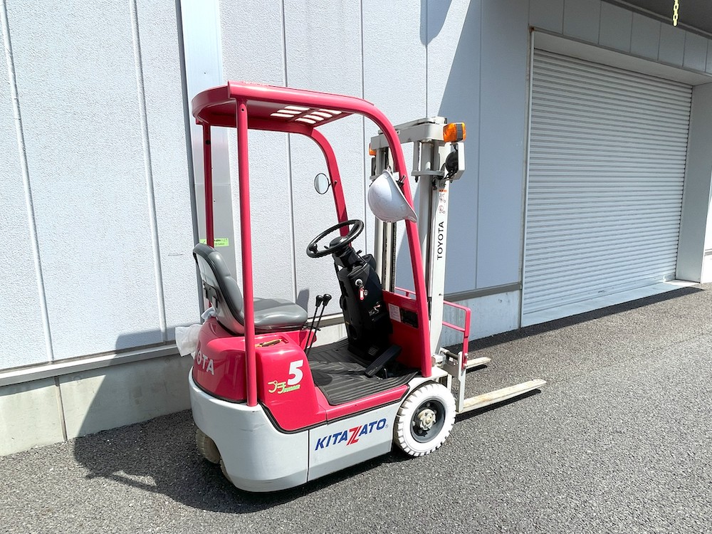 自社ロゴ入りのフォークリフトの写真