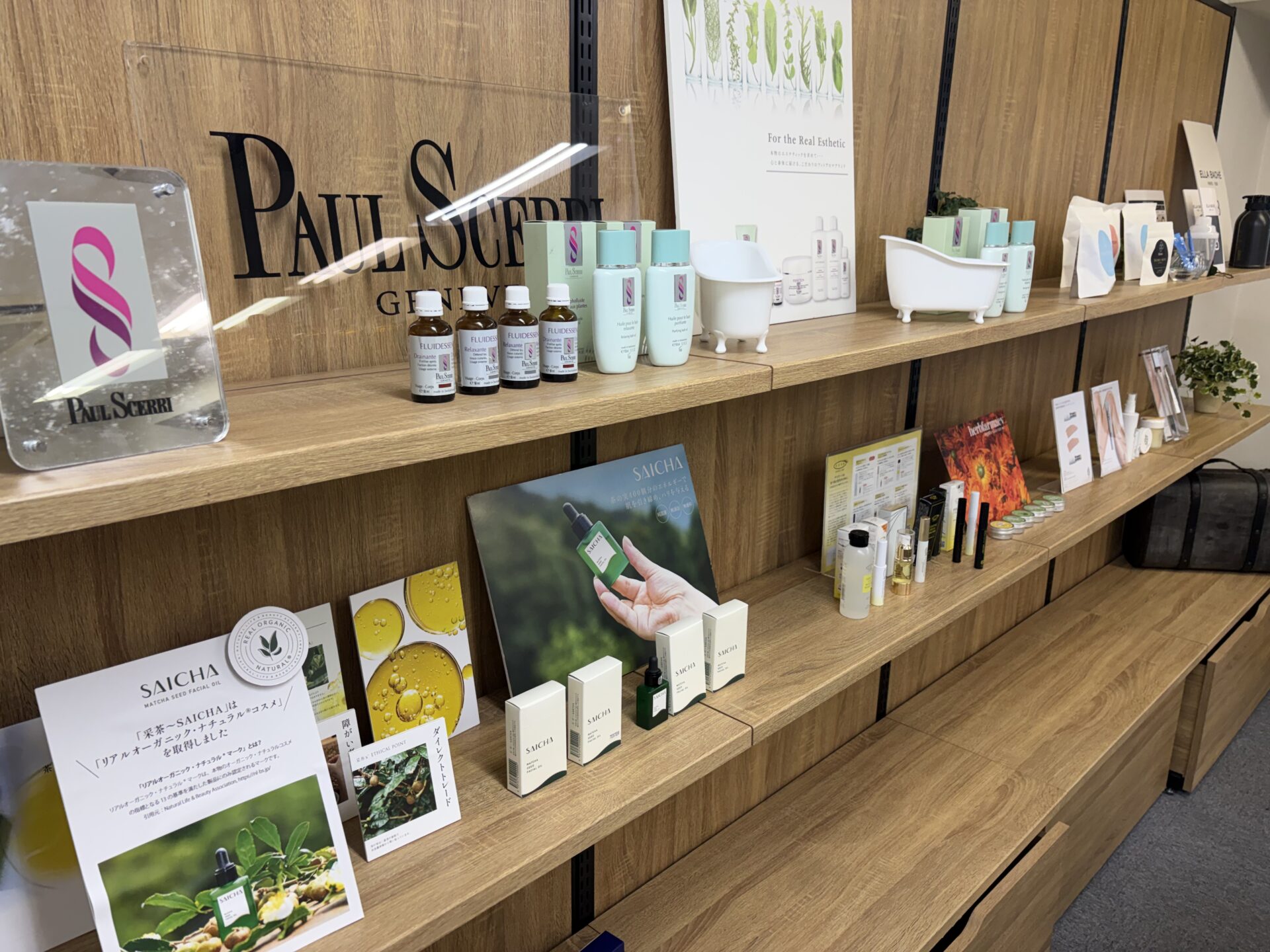 オフィスには「ポール・シェリー」「采茶〜SAICHA」など、取り扱いブランドの製品が並ぶ